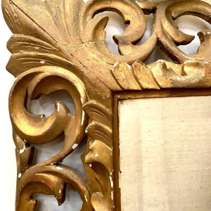 Vergulde houten spiegel met opengewerkt houtsnijwerk uit de tijd van Napoleon III, 19e eeuw.