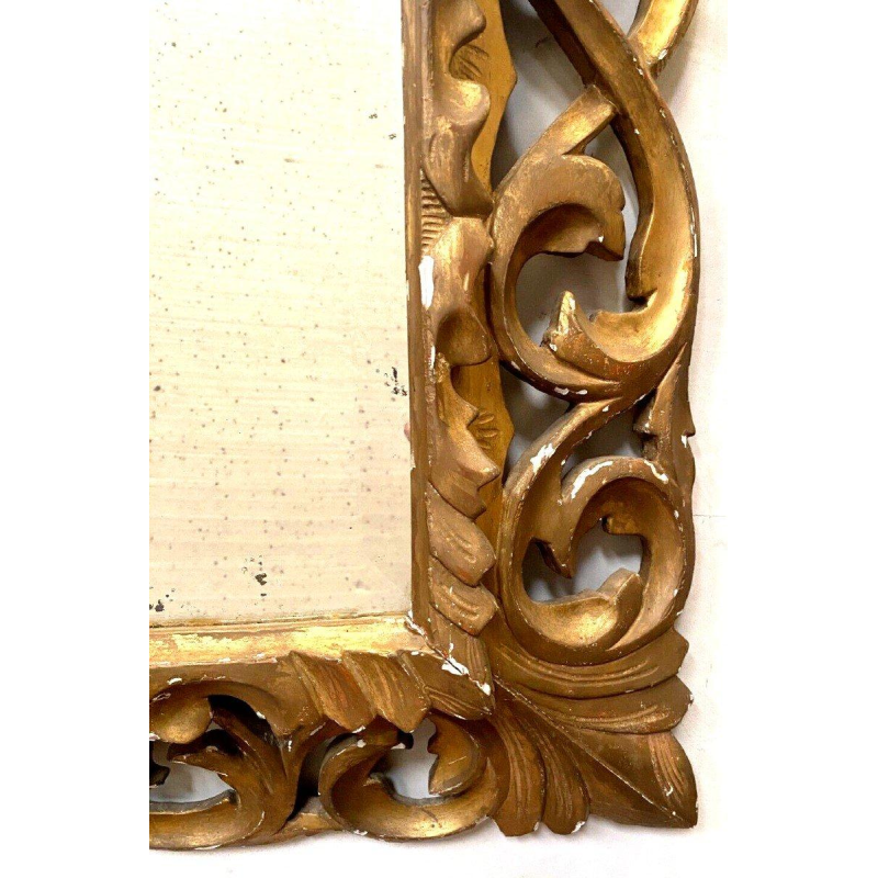 Vergulde houten spiegel met opengewerkt houtsnijwerk uit de tijd van Napoleon III, 19e eeuw.