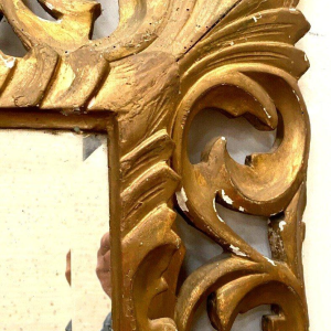 Vergulde houten spiegel met opengewerkt houtsnijwerk uit de tijd van Napoleon III, 19e eeuw.