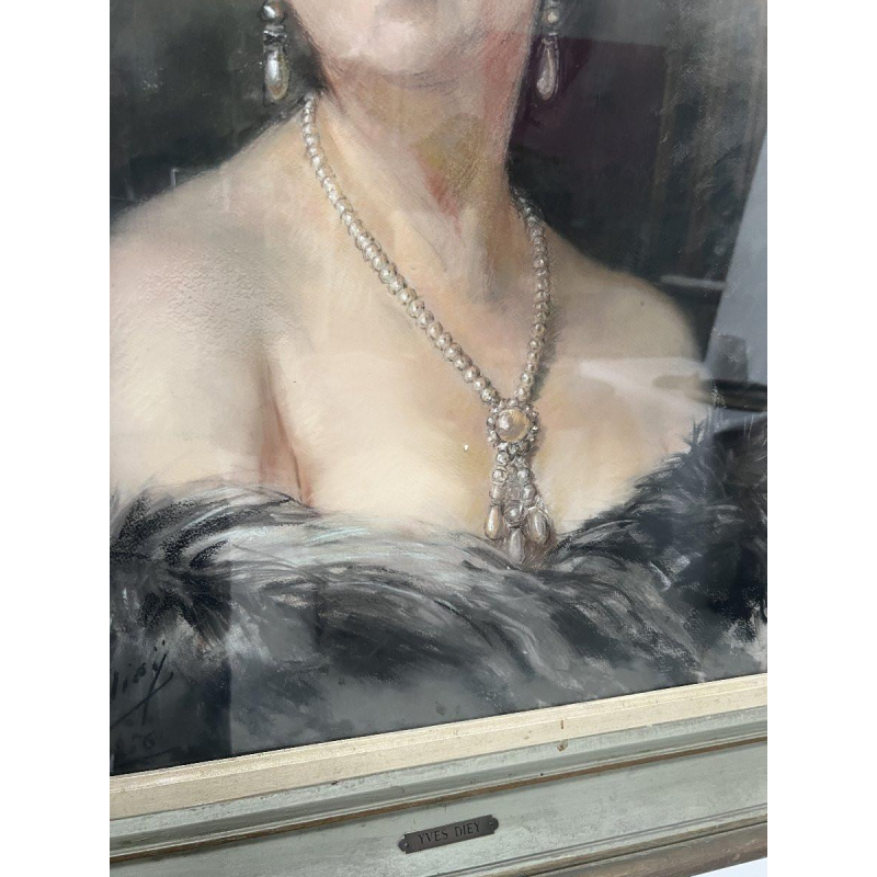 Yves Diey, busteportret van een elegante vrouw met blote schouders, pastel op papier, 20e eeuw