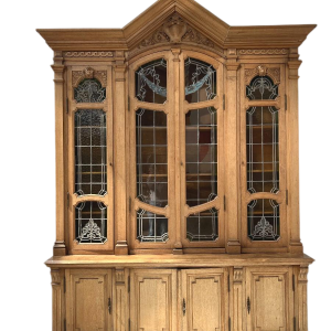 Bibliothèque vitrine double corps en chêne massif et vitraux, XX siècle