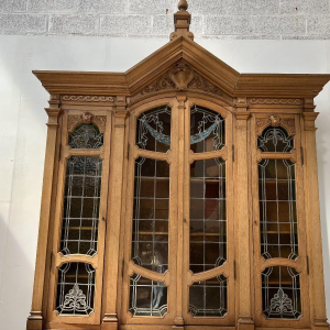 Bibliothèque vitrine double corps en chêne massif et vitraux, XX siècle