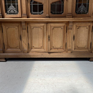 Dubbele vitrinekast van massief eikenhout met glas-in-lood, 20e eeuw.
