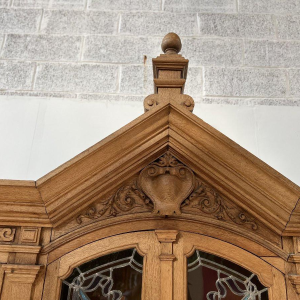 Bibliothèque vitrine double corps en chêne massif et vitraux, XX siècle