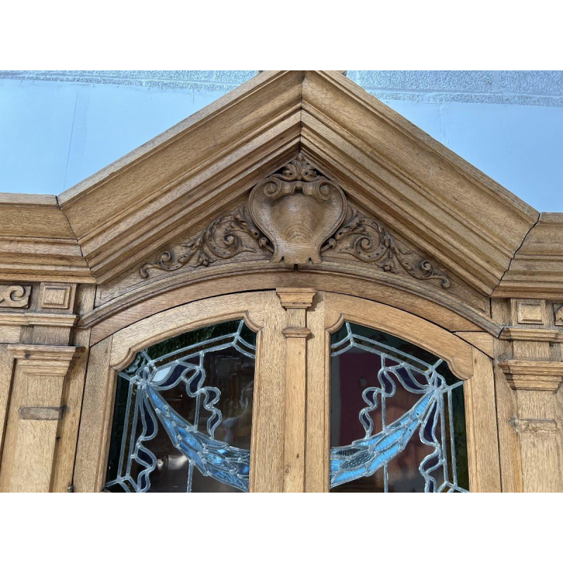 Bibliothèque vitrine double corps en chêne massif et vitraux, XX siècle