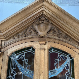 Bibliothèque vitrine double corps en chêne massif et vitraux, XX siècle