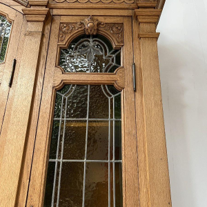 Dubbele vitrinekast van massief eikenhout met glas-in-lood, 20e eeuw.