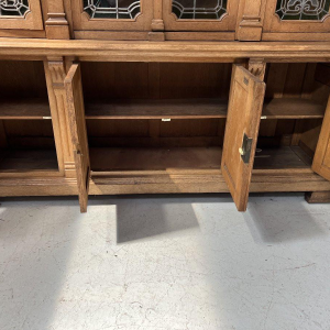 Bibliothèque vitrine double corps en chêne massif et vitraux, XX siècle