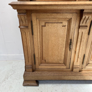 Dubbele vitrinekast van massief eikenhout met glas-in-lood, 20e eeuw.