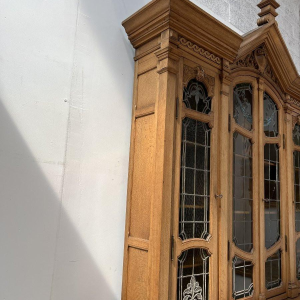 Dubbele vitrinekast van massief eikenhout met glas-in-lood, 20e eeuw.