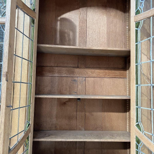Dubbele vitrinekast van massief eikenhout met glas-in-lood, 20e eeuw.