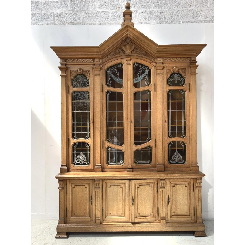 Bibliothèque vitrine double corps en chêne massif et vitraux, XX siècle