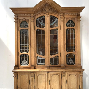 Bibliothèque vitrine double corps en chêne massif et vitraux, XX siècle