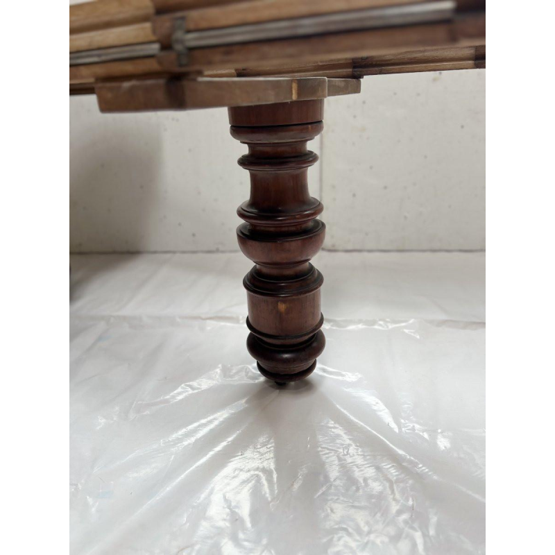 Tafel in Napoleon III-stijl, vervaardigd uit massief mahoniehout, met centrale voet en verlengstukken, 19e eeuw.