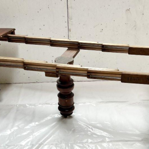 Tafel in Napoleon III-stijl, vervaardigd uit massief mahoniehout, met centrale voet en verlengstukken, 19e eeuw.