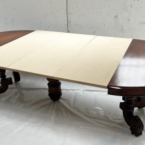 Tafel in Napoleon III-stijl, vervaardigd uit massief mahoniehout, met centrale voet en verlengstukken, 19e eeuw.