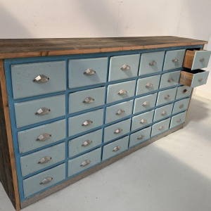 Meuble de rangement à 30 tiroirs en sapin patiné, XX siècle