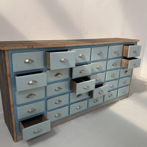 Meuble de rangement à 30 tiroirs en sapin patiné, XX siècle