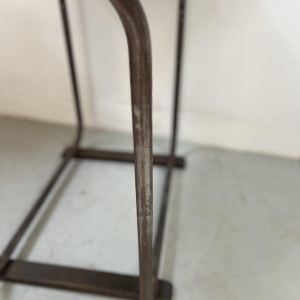 Designbureau gemaakt van buisvormig staal met een houten blad, 20e eeuw