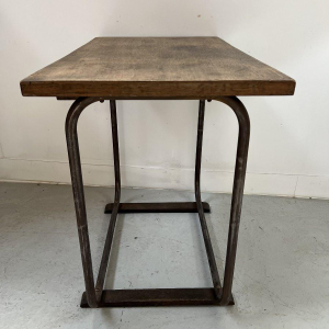 Bureau design en tube d'acier et plateau bois, XX siècle