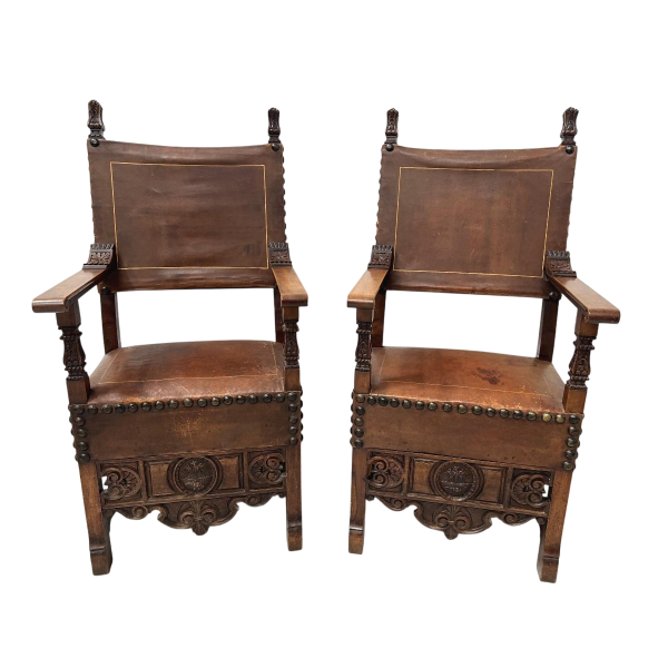 Een paar notenhouten fauteuils in renaissancestijl, eind 19e – begin 20e eeuw.