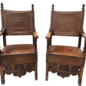 Een paar notenhouten fauteuils in renaissancestijl, eind 19e – begin 20e eeuw.