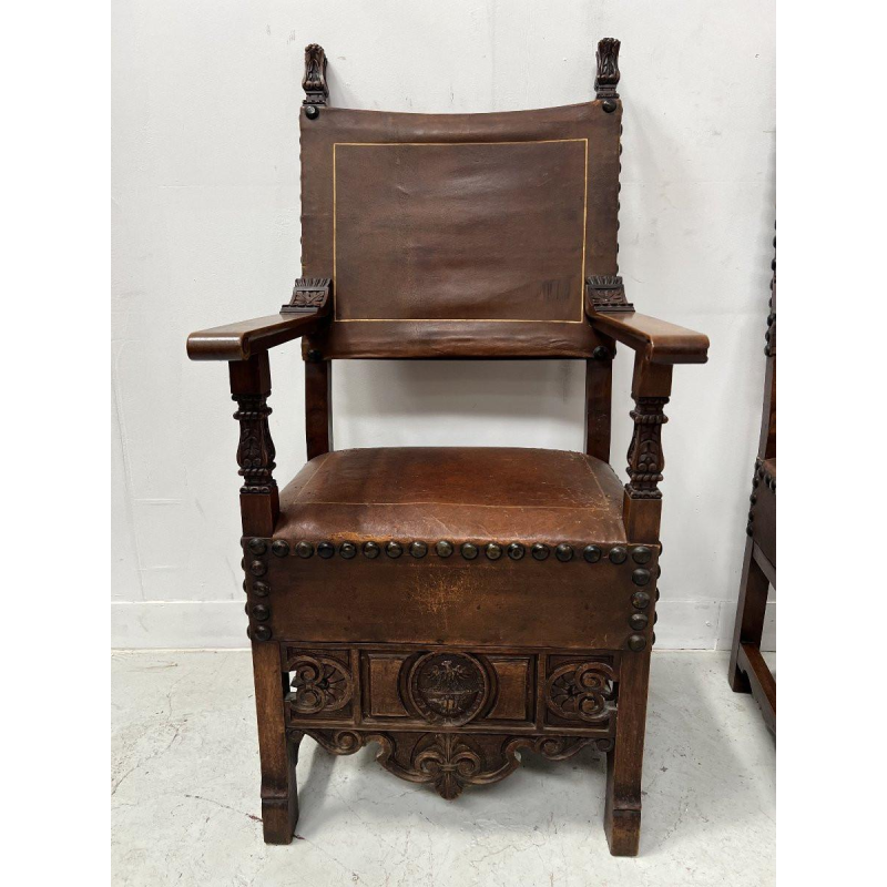 Paire de fauteuils de style Renaissance en noyer, fin XIXᵉ – début XXᵉ siècle