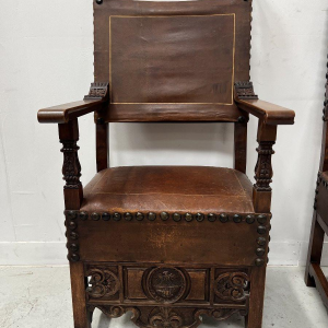 Een paar notenhouten fauteuils in renaissancestijl, eind 19e – begin 20e eeuw.