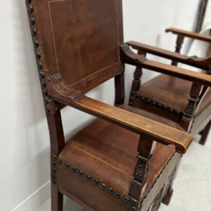 Een paar notenhouten fauteuils in renaissancestijl, eind 19e – begin 20e eeuw.