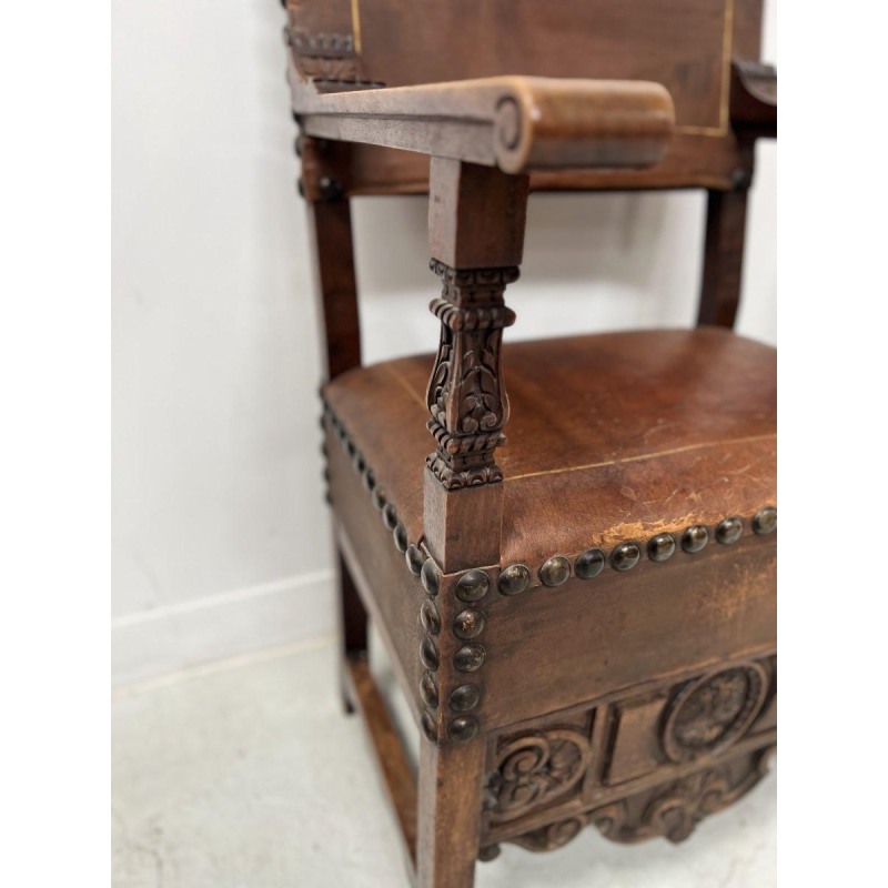 Een paar notenhouten fauteuils in renaissancestijl, eind 19e – begin 20e eeuw.