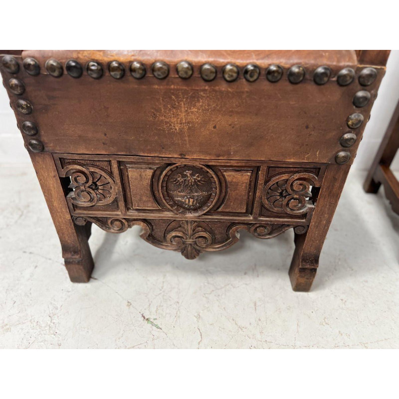 Een paar notenhouten fauteuils in renaissancestijl, eind 19e – begin 20e eeuw.