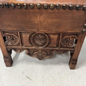 Een paar notenhouten fauteuils in renaissancestijl, eind 19e – begin 20e eeuw.