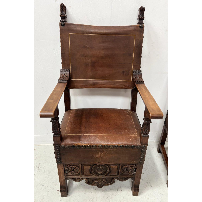 Paire de fauteuils de style Renaissance en noyer, fin XIXᵉ – début XXᵉ siècle