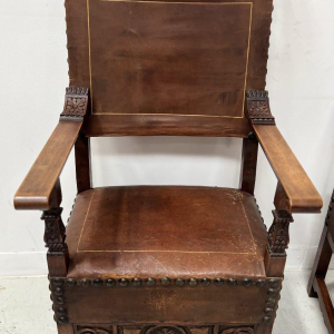 Paire de fauteuils de style Renaissance en noyer, fin XIXᵉ – début XXᵉ siècle