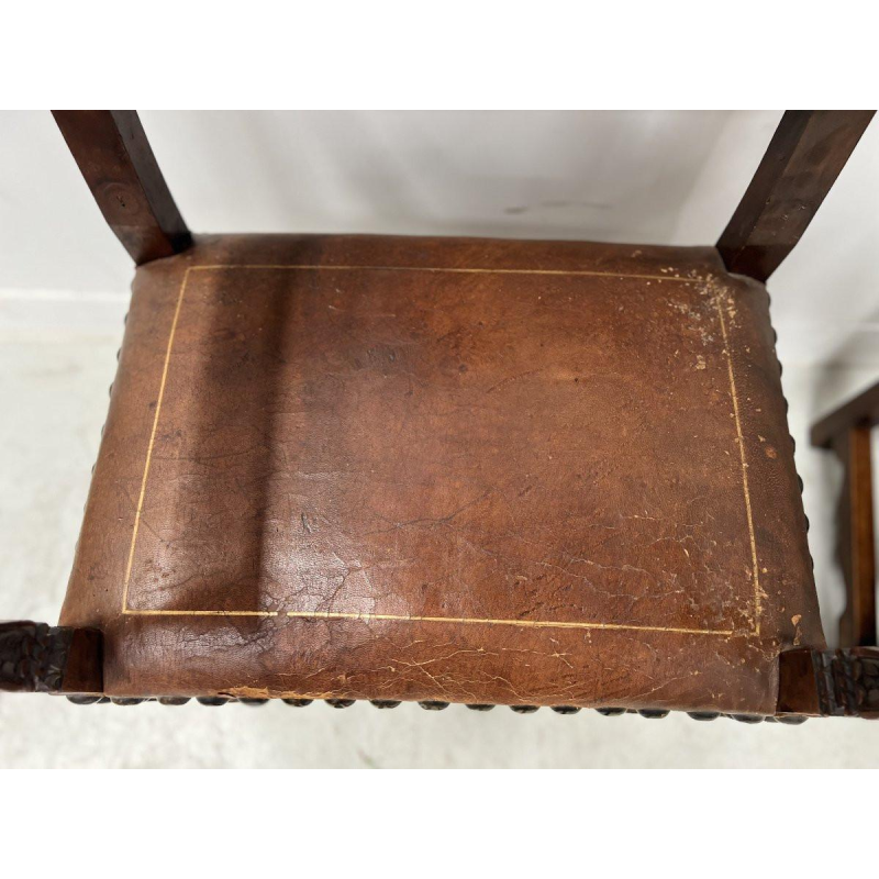 Een paar notenhouten fauteuils in renaissancestijl, eind 19e – begin 20e eeuw.