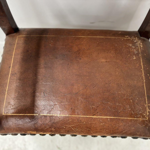 Een paar notenhouten fauteuils in renaissancestijl, eind 19e – begin 20e eeuw.