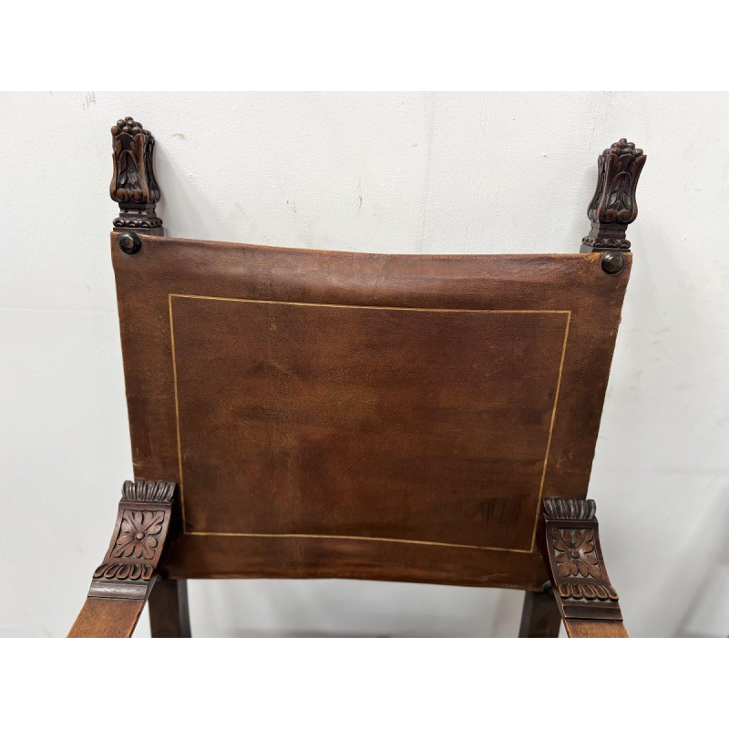 Een paar notenhouten fauteuils in renaissancestijl, eind 19e – begin 20e eeuw.