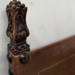 Paire de fauteuils de style Renaissance en noyer, fin XIXᵉ – début XXᵉ siècle