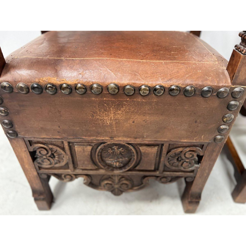 Paire de fauteuils de style Renaissance en noyer, fin XIXᵉ – début XXᵉ siècle