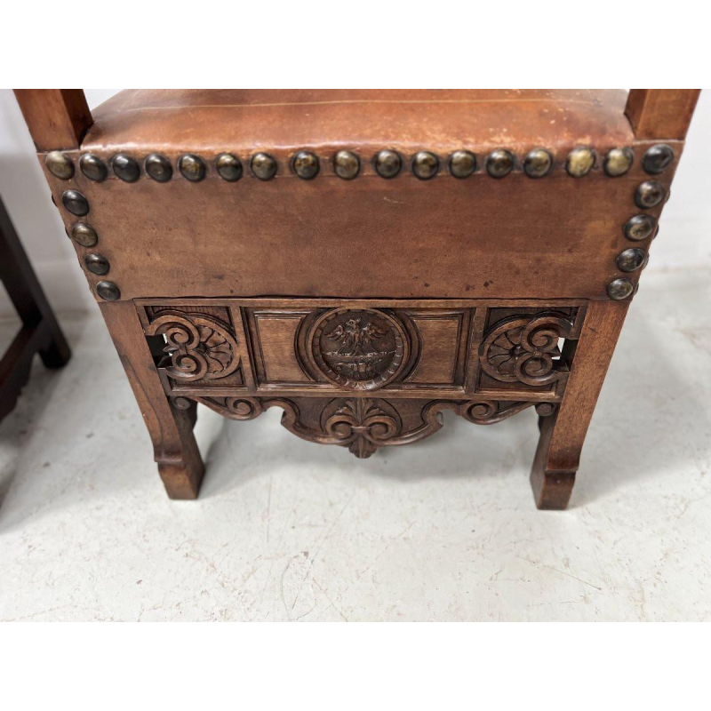 Paire de fauteuils de style Renaissance en noyer, fin XIXᵉ – début XXᵉ siècle