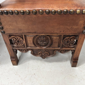 Paire de fauteuils de style Renaissance en noyer, fin XIXᵉ – début XXᵉ siècle