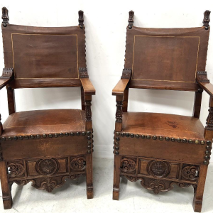 Een paar notenhouten fauteuils in renaissancestijl, eind 19e – begin 20e eeuw.