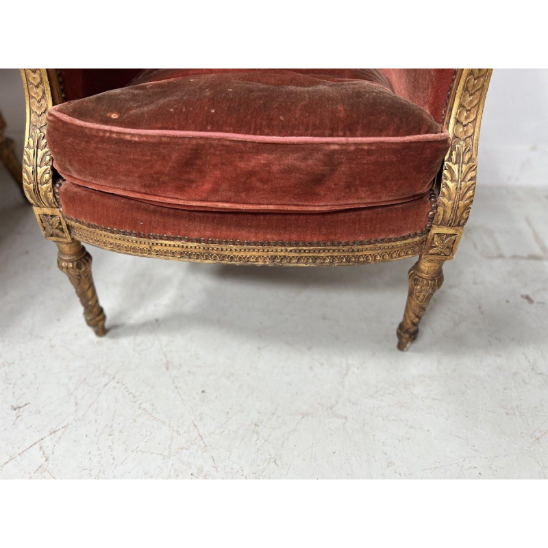 Een paar oorfauteuils in Lodewijk XVI-stijl, verguld hout, begin 20e eeuw.