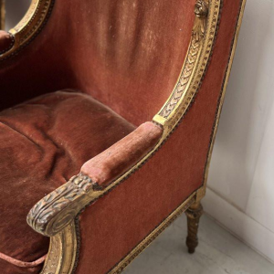 Paire de bergères à oreilles, style Louis XVI, bois doré, début XXᵉ siècle