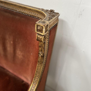 Een paar oorfauteuils in Lodewijk XVI-stijl, verguld hout, begin 20e eeuw.