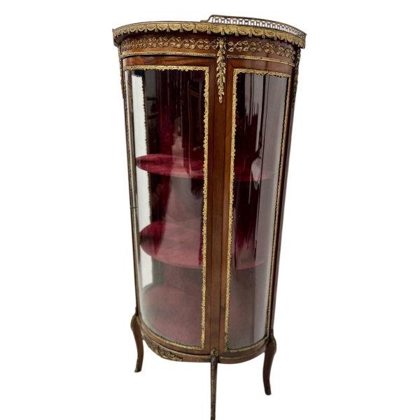 Vitrine galbée de style Napoléon III en acajou et placage, XXᵉ siècle