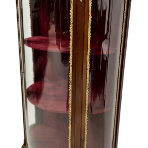 Vitrine galbée de style Napoléon III en acajou et placage, XXᵉ siècle