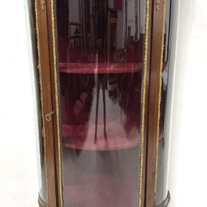 Vitrine galbée de style Napoléon III en acajou et placage, XXᵉ siècle