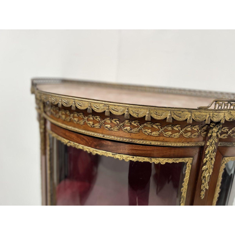 Vitrine galbée de style Napoléon III en acajou et placage, XXᵉ siècle