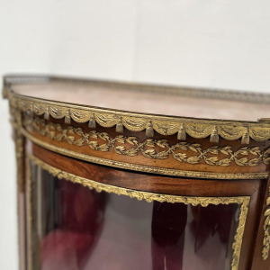 Vitrine galbée de style Napoléon III en acajou et placage, XXᵉ siècle